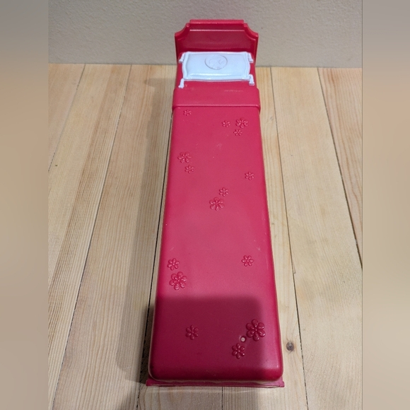 Barbie MattelRed Bed - Picture 2 of 6